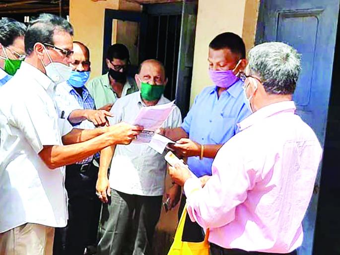 corona virus: How to increase electricity bills during corona period? Citizens' question: Electricity distribution officer on edge in Sawantwadi | corona virus : वाढीव वीजबिले कशी?: सावंतवाडीत वीज वितरणचे अधिकारी धारेवर corona virus: How to increase electricity bills during corona period? Citizens' question: Electricity distribution officer on edge in Sawantwadi | corona virus : वाढीव वीजबिले कशी?: सावंतवाडीत वीज वितरणचे अधिकारी धारेवर