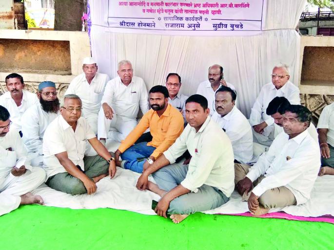 Electricity Consumer Movement: The unfair treatment of officers, employees | वीज ग्राहकांचे आंदोलन : अधिकारी, कर्मचा-यांची अन्यायी वागणूक Electricity Consumer Movement: The unfair treatment of officers, employees | वीज ग्राहकांचे आंदोलन : अधिकारी, कर्मचा-यांची अन्यायी वागणूक