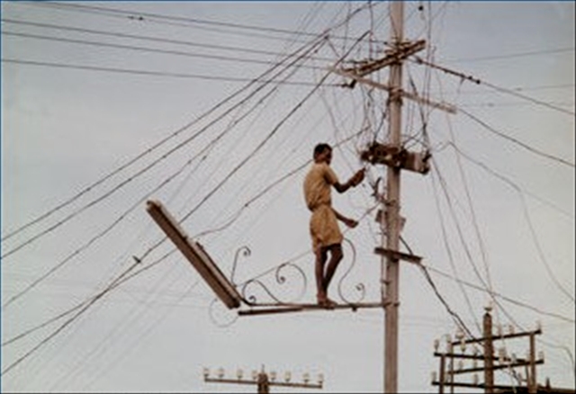 Rajapur distressed villagers with disrupted power supply | राजापूरला खंडित वीजपुरवठ्याने ग्रामस्थ त्रस्त  Rajapur distressed villagers with disrupted power supply | राजापूरला खंडित वीजपुरवठ्याने ग्रामस्थ त्रस्त