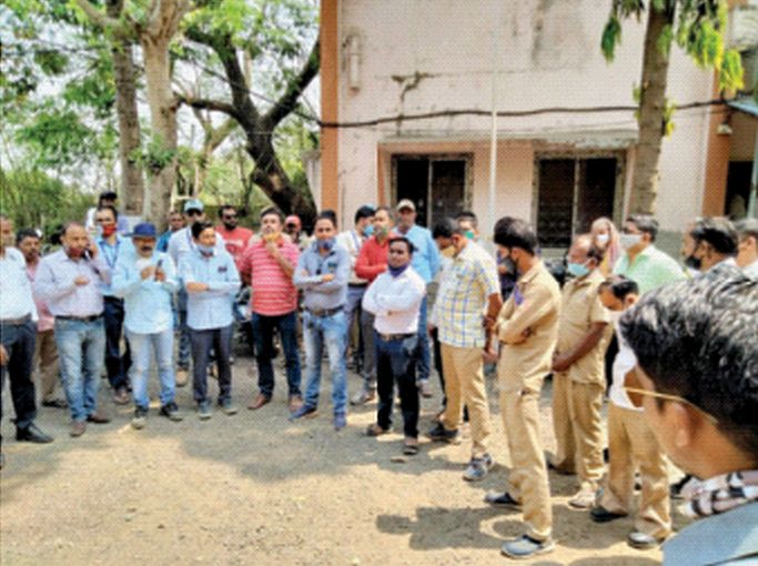Campaign for recovery of arrears of Rs 16 crore; MSEDCL recovered Rs 5 crore in Uran | १६ कोटींच्या थकबाकी वसुलीसाठी मोहीम; उरणमध्ये महावितरणने वसूल केले पाच कोटी Campaign for recovery of arrears of Rs 16 crore; MSEDCL recovered Rs 5 crore in Uran | १६ कोटींच्या थकबाकी वसुलीसाठी मोहीम; उरणमध्ये महावितरणने वसूल केले पाच कोटी