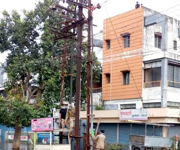 Power supply of 2.5 lakh consumers affected by floods in western Maharashtra | पश्चिम महाराष्ट्रातील महापुरग्रस्त ३.१५ लाख ग्राहकांचा वीजपुरवठा सुरळीत Power supply of 2.5 lakh consumers affected by floods in western Maharashtra | पश्चिम महाराष्ट्रातील महापुरग्रस्त ३.१५ लाख ग्राहकांचा वीजपुरवठा सुरळीत