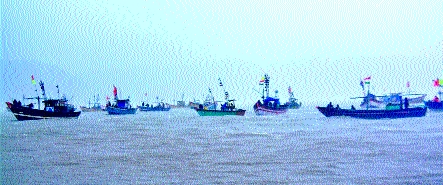 Movement of fishermen in boats at sea | पोलिसांची मध्यस्थी : मच्छीमारांचे होड्यांमधून समुद्रात आंदोलन Movement of fishermen in boats at sea | पोलिसांची मध्यस्थी : मच्छीमारांचे होड्यांमधून समुद्रात आंदोलन