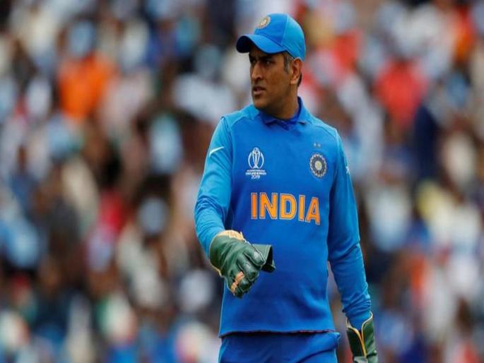 India vs West Indies, 2nd T20I: 40ft banner of MS DHONI is placed in front of the Trivandrum stadium   | Video : अबब.. महेंद्रसिंग धोनीच्या चाहत्यानं हे काय केलं? भारत-विंडीज सामन्यात सर्वांचं लक्ष वेधलं...