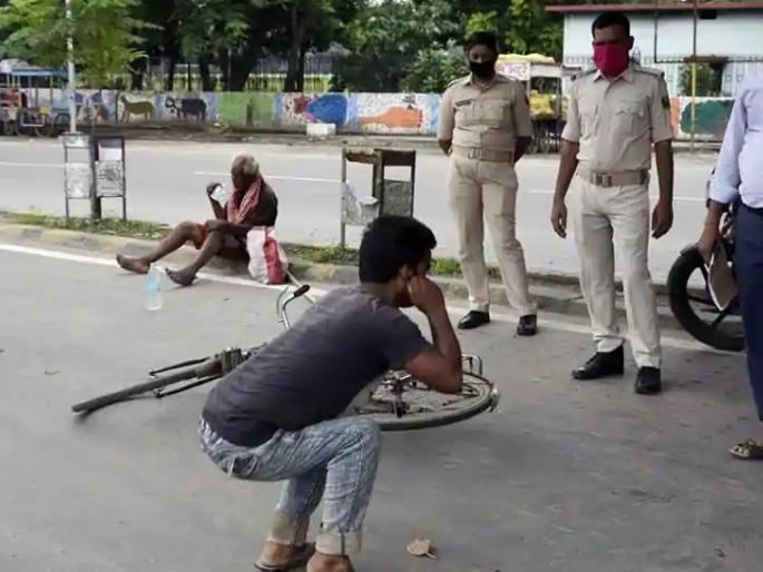 Punishment by the police ... Those who do not have a mask on their face want to write 'Mask Lagana Hai' 500 times | दंडाऐवजी शिक्षा... चेहऱ्यावर मास्क नसणाऱ्यांनी 500 वेळा लिहायचं 'मास्क लगाना है' Punishment by the police ... Those who do not have a mask on their face want to write 'Mask Lagana Hai' 500 times | दंडाऐवजी शिक्षा... चेहऱ्यावर मास्क नसणाऱ्यांनी 500 वेळा लिहायचं 'मास्क लगाना है'