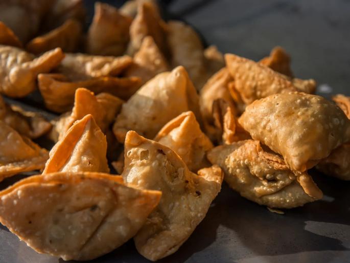 Is this samosa, vada or poison; Who cares about oil, water, cleanliness? | हा समोसा, वडा आहे की विष; तेल, पाणी, स्वच्छता पाहतो तरी कोण ? Is this samosa, vada or poison; Who cares about oil, water, cleanliness? | हा समोसा, वडा आहे की विष; तेल, पाणी, स्वच्छता पाहतो तरी कोण ?