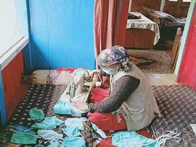 coronavirus: Although the mountain of sadness falls ... thirteenth child's child will feel 'masculine' in kullu Himachal pradesh | coronavirus: दु:खाचा डोंगर कोसळलाय तरी... मुलाच्या 'तेराव्या'ला २००० मास्क वाटणार 'माऊली' coronavirus: Although the mountain of sadness falls ... thirteenth child's child will feel 'masculine' in kullu Himachal pradesh | coronavirus: दु:खाचा डोंगर कोसळलाय तरी... मुलाच्या 'तेराव्या'ला २००० मास्क वाटणार 'माऊली'