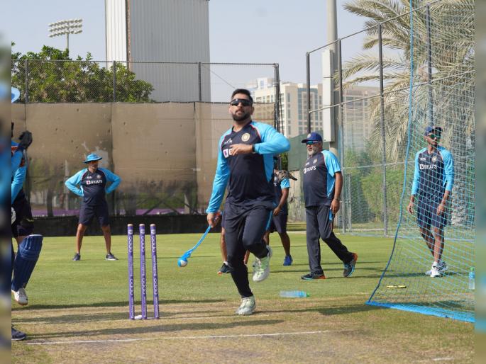T20 World Cup, MS Dhoni : Mentor Dhoni as Throw ball specialist for Team India in the T20 World Cup 2021 | T20 World Cup, MS Dhoni : टीम इंडियासाठी काय पण!; Mentor महेंद्रसिंग धोनी बनला ‘throw down specialist’
