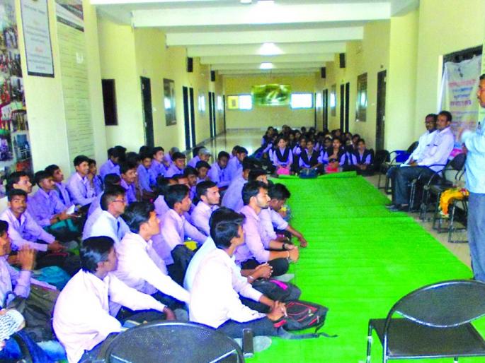 Youth meet and seminar in Saraswati social work college | सरस्वती समाजकार्य महाविद्यालयात युवक मेळावा व चर्चासत्र Youth meet and seminar in Saraswati social work college | सरस्वती समाजकार्य महाविद्यालयात युवक मेळावा व चर्चासत्र