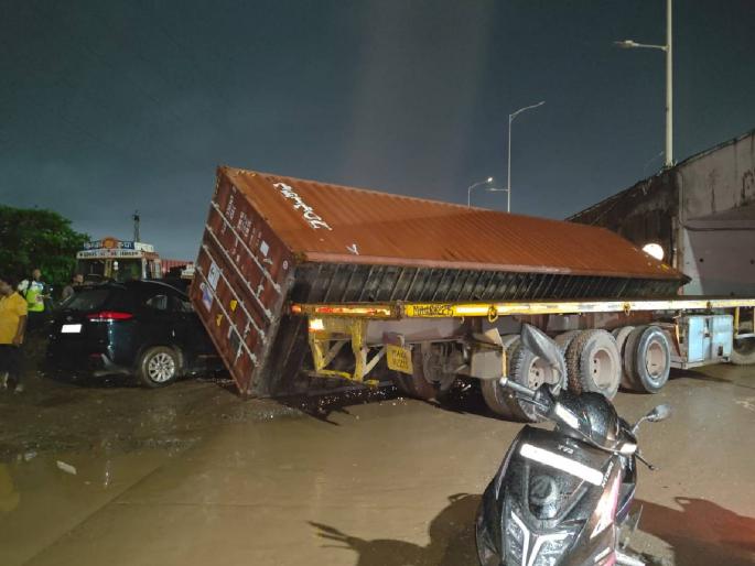 Gram Panchayat's request to National Highway Authority to construct highgate on both sides of Dhutum Under Pass which has become dangerous due to heavy traffic. | अवजड वाहतूकीमुळे धोकादायक बनलेल्या धुतूम अंडर पासच्या दोन्ही बाजूला हाईटगेट उभारण्याची ग्रामपंचायतीची मागणी Gram Panchayat's request to National Highway Authority to construct highgate on both sides of Dhutum Under Pass which has become dangerous due to heavy traffic. | अवजड वाहतूकीमुळे धोकादायक बनलेल्या धुतूम अंडर पासच्या दोन्ही बाजूला हाईटगेट उभारण्याची ग्रामपंचायतीची मागणी