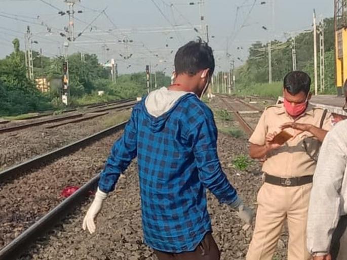 Two unidentified women commit suicide under train | दोन अज्ञात महिलांची रेल्वेखाली आत्महत्या Two unidentified women commit suicide under train | दोन अज्ञात महिलांची रेल्वेखाली आत्महत्या