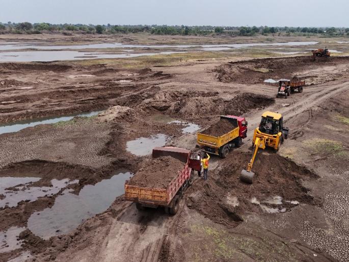 Sludge lifting from 67 projects in Latur district; 310 crore liters of water storage will increase | लातूर जिल्ह्यात ६७ प्रकल्पांतून गाळ उपसा; ३१० कोटी लिटर जलसंचय वाढणार