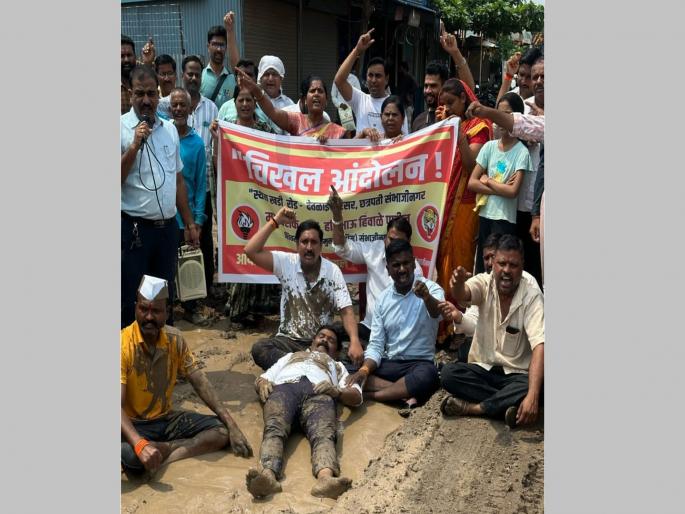 Neglect of facilities in Satara-Dewalai; Citizens protest in mud on the dirt road | सातारा देवळाईत सुविधांकडे दुर्लक्ष; खडी रोडवर नागरिकांचे चिखलात आंदोलन Neglect of facilities in Satara-Dewalai; Citizens protest in mud on the dirt road | सातारा देवळाईत सुविधांकडे दुर्लक्ष; खडी रोडवर नागरिकांचे चिखलात आंदोलन