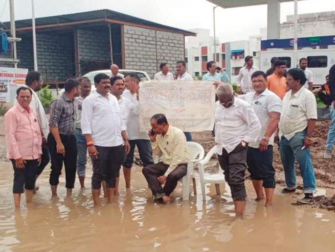 Officers were seated in water for two hours, sir, how do you feel now? | अधिकाऱ्यांना दोन तास बसविले पाण्यात, साहेब आता तुम्हाला कसे वाटतंय? Officers were seated in water for two hours, sir, how do you feel now? | अधिकाऱ्यांना दोन तास बसविले पाण्यात, साहेब आता तुम्हाला कसे वाटतंय?