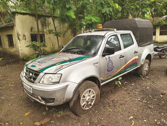 What to do now? Strike force stuck in the mud in front of the forest department office! | आता काय करायचे? वनविभागाच्या कार्यालयासमोरील चिखलात अडकले स्ट्राईक फोर्स! What to do now? Strike force stuck in the mud in front of the forest department office! | आता काय करायचे? वनविभागाच्या कार्यालयासमोरील चिखलात अडकले स्ट्राईक फोर्स!