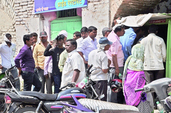 Renewal of stamp licenses - Range in the sunny days | मुद्रांक परवान्यांचे नूतनीकरण अडले- सांगलीत नागरिकांच्या भर उन्हात रांगा