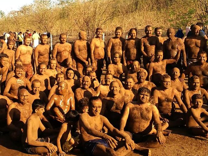 'Madhab' at the base of Chamarlane in Nashik | नाशकात चामरलेण्याच्या पायथ्याशी रंगला ‘मडबाथ’ 'Madhab' at the base of Chamarlane in Nashik | नाशकात चामरलेण्याच्या पायथ्याशी रंगला ‘मडबाथ’