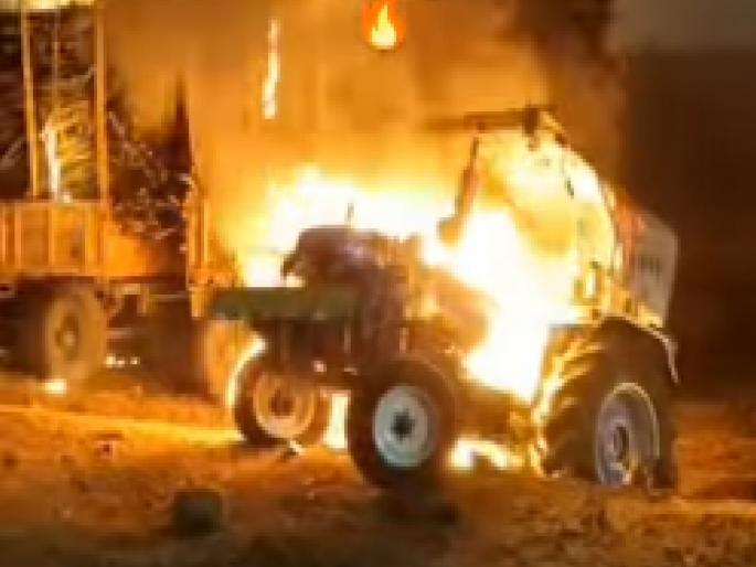 Sugarcane price agitation in Karnataka escalates Angry farmers set vehicles on fire in Mudhol | कर्नाटकात ऊसदर आंदोलन चिघळले; मुधोळमध्ये संतप्त शेतकऱ्यांनी वाहने पेटवली-video
