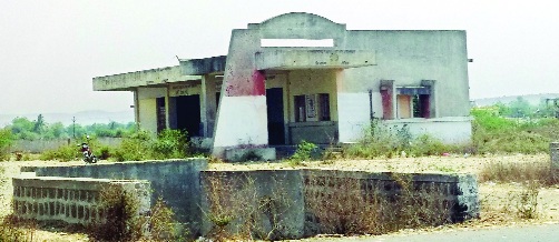 Mudkhed bus stand disturbance | मुदखेड बसस्थानकाची दुरवस्था Mudkhed bus stand disturbance | मुदखेड बसस्थानकाची दुरवस्था