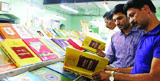 Seekers of highest demand for 'Constitution of India' by examiners: Seventh Edition available in Government Printing | परीक्षार्थ्यांकडून ‘भारताचे संविधान’ला सर्वाधिक मागणी वाचकांचीही पसंती : शासकीय मुद्रणालयात सातवी आवृत्ती उपलब्ध Seekers of highest demand for 'Constitution of India' by examiners: Seventh Edition available in Government Printing | परीक्षार्थ्यांकडून ‘भारताचे संविधान’ला सर्वाधिक मागणी वाचकांचीही पसंती : शासकीय मुद्रणालयात सातवी आवृत्ती उपलब्ध