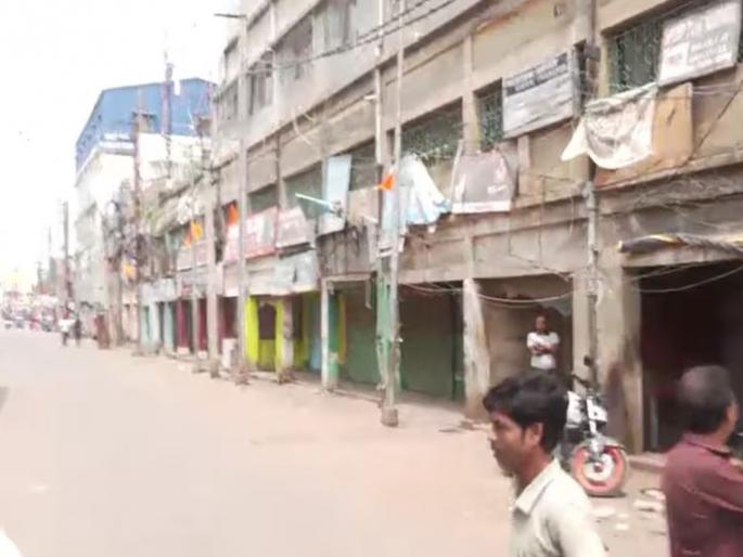 In violence-hit Murshidabad, children mistakenly picked up a bomb as a ball, two children injured in the explosion | हिंसाचारग्रस्त मुर्शिदाबादमध्ये मुलांनी बॉल समजून उचलला बॉम्ब, स्फोटात दोन मुले जखमी In violence-hit Murshidabad, children mistakenly picked up a bomb as a ball, two children injured in the explosion | हिंसाचारग्रस्त मुर्शिदाबादमध्ये मुलांनी बॉल समजून उचलला बॉम्ब, स्फोटात दोन मुले जखमी