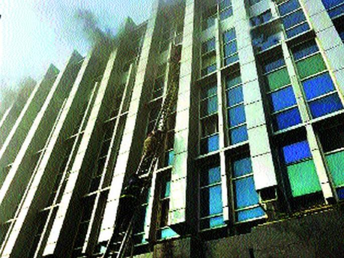 Half of the buildings in Mumbai are unsafe | मुंबईतील निम्म्या इमारती असुरक्षित Half of the buildings in Mumbai are unsafe | मुंबईतील निम्म्या इमारती असुरक्षित