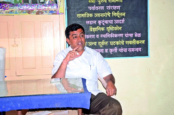 First Textiles in Maharashtra, Ichalkaranjit, Taufiq Mujawar: Kshatkak's children's textile education | महाराष्ट्रातील पहिली वस्त्रशाळा इचलकरंजीत, तौफिक मुजावर : कष्टकºयांच्या मुलांना वस्त्रनिर्मितीचे शिक्षण  First Textiles in Maharashtra, Ichalkaranjit, Taufiq Mujawar: Kshatkak's children's textile education | महाराष्ट्रातील पहिली वस्त्रशाळा इचलकरंजीत, तौफिक मुजावर : कष्टकºयांच्या मुलांना वस्त्रनिर्मितीचे शिक्षण