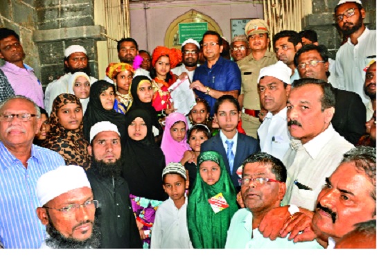 Ichalkaranji's mute morale of Muslim community: Protests in Kathua case | इचलकरंजीत मुस्लिम समाजाचा मूक मोर्चा : कथुआतील प्रकरणाचा निषेध Ichalkaranji's mute morale of Muslim community: Protests in Kathua case | इचलकरंजीत मुस्लिम समाजाचा मूक मोर्चा : कथुआतील प्रकरणाचा निषेध