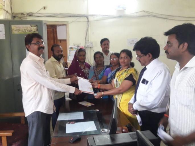 Muneena-Shivsena Women's Front is aggressive at Muktainagar | मुक्ताईनगर येथे ऐन सणासुदीत धान्य मिळेना-शिवसेना महिला आघाडी आक्रमक Muneena-Shivsena Women's Front is aggressive at Muktainagar | मुक्ताईनगर येथे ऐन सणासुदीत धान्य मिळेना-शिवसेना महिला आघाडी आक्रमक