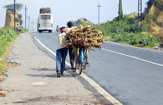 Chief Minister Gram Yojana; 500 km of new roads will be constructed in Solapur district | मुख्यमंत्री ग्राम योजना; सोलापूर जिल्ह्यात नव्याने ५०० किलोमीटरचे रस्ते होणार Chief Minister Gram Yojana; 500 km of new roads will be constructed in Solapur district | मुख्यमंत्री ग्राम योजना; सोलापूर जिल्ह्यात नव्याने ५०० किलोमीटरचे रस्ते होणार