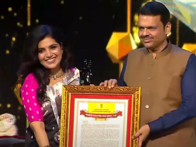 Marathi actress Mukta Barve received maharashtra state film award v shantaram special contribution award | अभिनेत्री मुक्ता बर्वे व्ही. शांताराम विशेष योगदान पुरस्काराने सन्मानित, भावना व्यक्त करत म्हणाली...