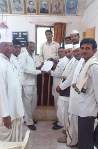 Keertkar Mahasangh demand ban on objectionable writing book- Requested on Muktinagar | आक्षेपार्ह लिखाण पुस्तकावर बंदी घालण्याची कीर्तनकार महासंघाची मागणी- मुक्ताईनगर येथे दिले निवेदन Keertkar Mahasangh demand ban on objectionable writing book- Requested on Muktinagar | आक्षेपार्ह लिखाण पुस्तकावर बंदी घालण्याची कीर्तनकार महासंघाची मागणी- मुक्ताईनगर येथे दिले निवेदन