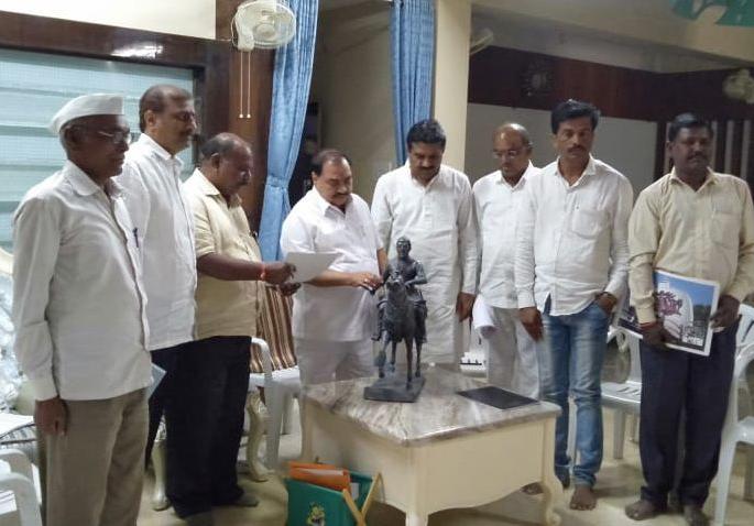 Discussion with MLA, Anandrao Khadse, with a sculptor regarding the installation of Ashvarudh statue of Shivrajaya at Muktainagar | मुक्ताईनगर येथे शिवरायांचा अश्वारूढ पुतळा उभारणीसंदर्भात शिल्पकारासोबत आमदार एकनाथराव खडसे यांची चर्चा