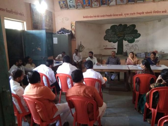 Angry in the meeting against the role of the Chief Officials of Muktainagar Nagar Panchayat | मुक्ताईनगर नगरपंचायतीत कामे रेंगाळत ठेवण्याच्या मुख्याधिकाऱ्यांच्या भूमिकेविरुद्ध सभेत नाराजी Angry in the meeting against the role of the Chief Officials of Muktainagar Nagar Panchayat | मुक्ताईनगर नगरपंचायतीत कामे रेंगाळत ठेवण्याच्या मुख्याधिकाऱ्यांच्या भूमिकेविरुद्ध सभेत नाराजी