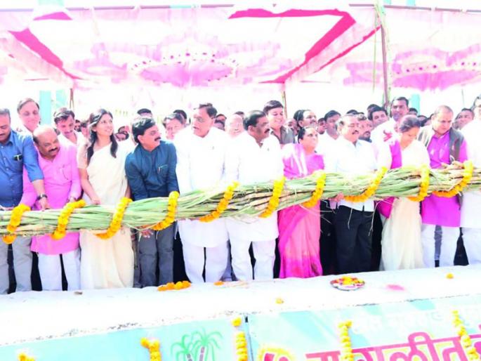 Mukutai sugar factory to give Rs 1800 to farmers for the price - Minister of Finance, Mr. Eknathrao Khadse | मुक्ताई साखर कारखाना शेतकऱ्यांना १८०० रुपये भाव देणार -माजी मंत्री एकनाथराव खडसे यांची घोषणा