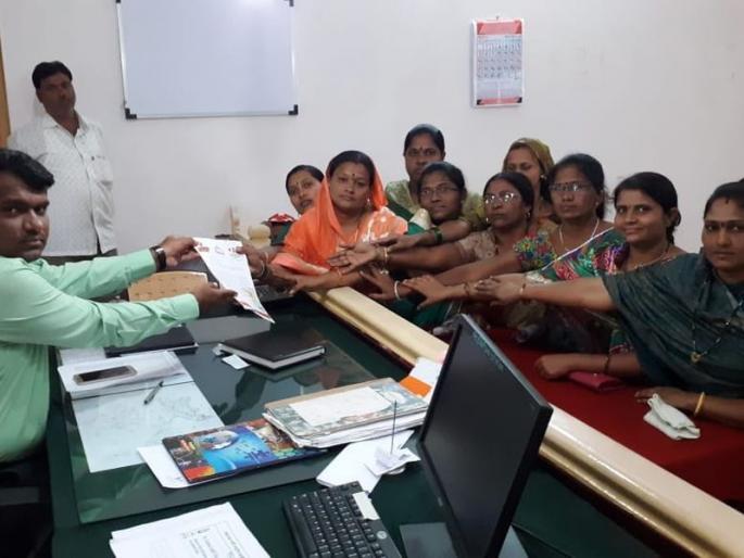 High level inquiry into the case of a boyfriend in Muktaingangagar - demand of Shiv Sena Women's Front | मुक्ताईनगरातील विवाहितेस पळवल्या प्रकरणी उच्चस्तरीय चौकशी करा - शिवसेना महिला आघाडीची मागणी High level inquiry into the case of a boyfriend in Muktaingangagar - demand of Shiv Sena Women's Front | मुक्ताईनगरातील विवाहितेस पळवल्या प्रकरणी उच्चस्तरीय चौकशी करा - शिवसेना महिला आघाडीची मागणी