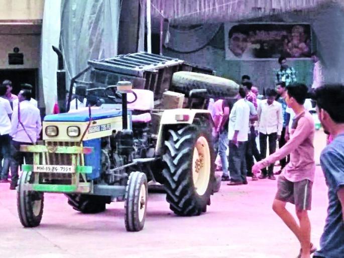 Eight students were injured in a tractor trolley collapse in Muktainagar | मुक्ताईनगर येथे ट्रॅक्टर ट्रॉली उलटून आठ विद्यार्थी जखमी Eight students were injured in a tractor trolley collapse in Muktainagar | मुक्ताईनगर येथे ट्रॅक्टर ट्रॉली उलटून आठ विद्यार्थी जखमी
