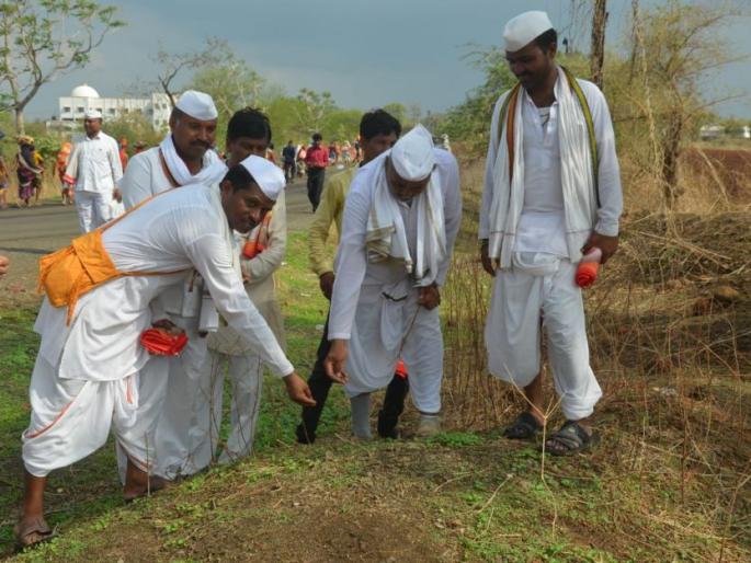 Muktabai's Palkhi was leaving the message of 'Nirmal Vari, Hari-Vari' | ‘निर्मल वारी, हरीत वारी’चा संदेश देत निघाली मुक्ताबाईची पालखी Muktabai's Palkhi was leaving the message of 'Nirmal Vari, Hari-Vari' | ‘निर्मल वारी, हरीत वारी’चा संदेश देत निघाली मुक्ताबाईची पालखी