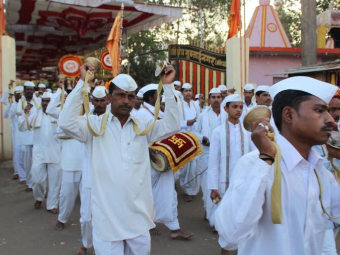 Lakhs of pilgrims from the Muktai Yatra of Jalgaon district have flown to the temple of devotion | जळगाव जिल्ह्यातील मुक्ताई यात्रोत्सवात लाखो भाविक वारकऱ्यांनी फुलविला भक्तीचा मळा Lakhs of pilgrims from the Muktai Yatra of Jalgaon district have flown to the temple of devotion | जळगाव जिल्ह्यातील मुक्ताई यात्रोत्सवात लाखो भाविक वारकऱ्यांनी फुलविला भक्तीचा मळा