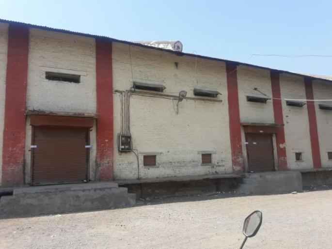 Season of ration of warehouse in Muktainagar sealed by Mumbai squad | मुक्ताईनगरातील रेशनच्या धान्याचे गोदाम मुंबईच्या पथकाकडून सील Season of ration of warehouse in Muktainagar sealed by Mumbai squad | मुक्ताईनगरातील रेशनच्या धान्याचे गोदाम मुंबईच्या पथकाकडून सील