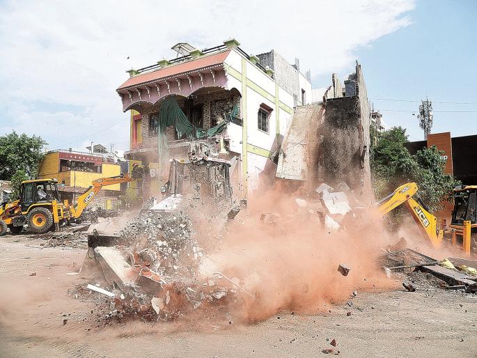 In Mukundwadi, the municipality bulldozed 229 encroachments under the protection of 500 police officers. | मुकुंदवाडीत ५०० पोलिसांच्या बंदोबस्तात पालिकेचा २२९ अतिक्रमणांवर बुलडोझर In Mukundwadi, the municipality bulldozed 229 encroachments under the protection of 500 police officers. | मुकुंदवाडीत ५०० पोलिसांच्या बंदोबस्तात पालिकेचा २२९ अतिक्रमणांवर बुलडोझर