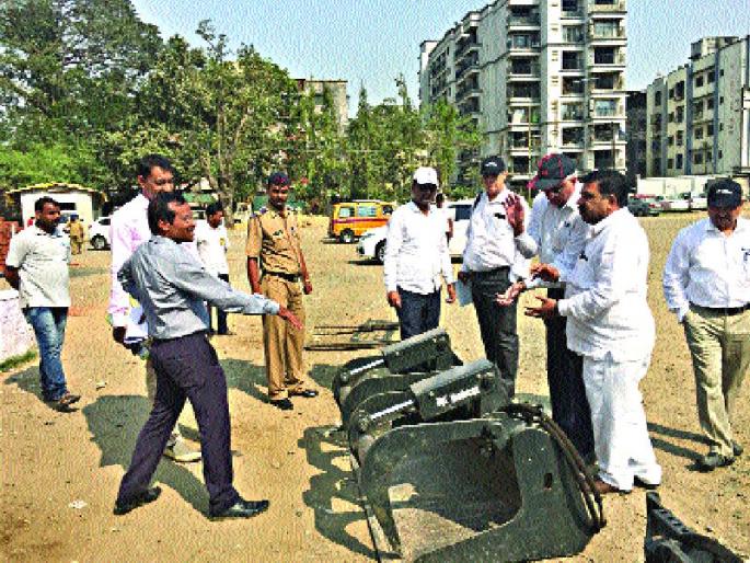 Skeletcar loader machine to take the Panvel municipality for cleaning the roads | रस्ते सफाईसाठी पनवेल पालिका घेणार स्कीटकेअर लोडर मशिन   Skeletcar loader machine to take the Panvel municipality for cleaning the roads | रस्ते सफाईसाठी पनवेल पालिका घेणार स्कीटकेअर लोडर मशिन