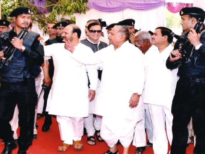 He had a close relationship with the family of former Chief Minister Mulayam Singh Yadav of Uttar Pradesh and the family of revolutionary Nagnath Anna Nayakwadi from Walwa | मुलायमसिंह यांचे नायकवडी कुटुंबाशी होते जिव्हाळ्याचे नाते; कार्यालयात लावला होता नागनाथअण्णांचा फोटो