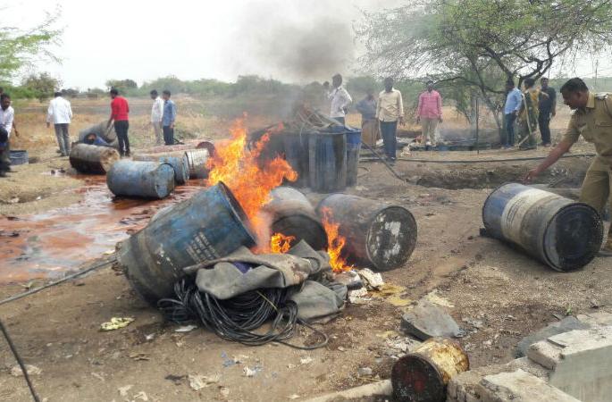An illegal liquor barber was destroyed in Muldegaon Tanda, destroyed by chemicals worth Rs 11,55,5600, Solapur taluka police action | मुळेगांव तांडा येथील अवैध दारू भट्टी उध्वस्त, ११ लाख ५५ हजार ६०० रूपयांची रसायन नष्ट, सोलापूर तालुका पोलीसांची कारवाई An illegal liquor barber was destroyed in Muldegaon Tanda, destroyed by chemicals worth Rs 11,55,5600, Solapur taluka police action | मुळेगांव तांडा येथील अवैध दारू भट्टी उध्वस्त, ११ लाख ५५ हजार ६०० रूपयांची रसायन नष्ट, सोलापूर तालुका पोलीसांची कारवाई