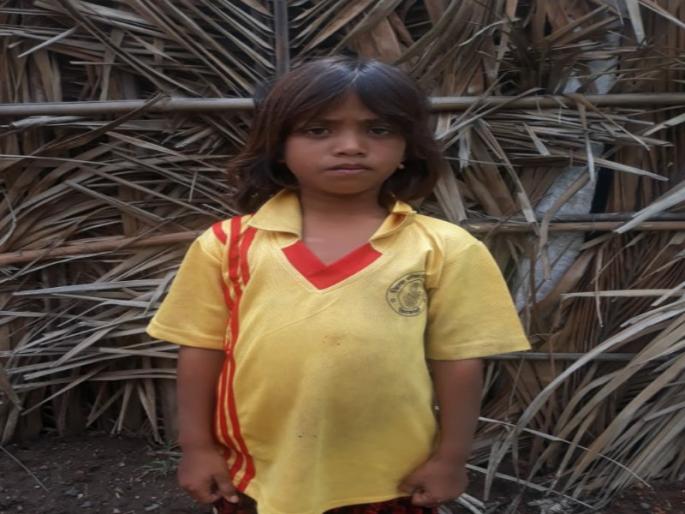 Saved girl lives in river Nira | निरा नदीत वाहुन जाणाऱ्या मुलीचा जीव वाचवला  Saved girl lives in river Nira | निरा नदीत वाहुन जाणाऱ्या मुलीचा जीव वाचवला