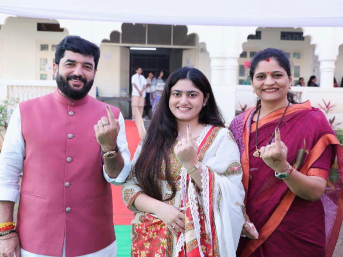 Pune Vidhan Sabha Election 2024 Muralidhar Mohol along with his family exercised the right to vote; Appeal to voters | Pune Vidhan Sabha Election 2024 : मुरलीधर मोहोळ यांनी कुटुंबासह बजावला मतदानाचा हक्क; मतदारांना केले आवाहन Pune Vidhan Sabha Election 2024 Muralidhar Mohol along with his family exercised the right to vote; Appeal to voters | Pune Vidhan Sabha Election 2024 : मुरलीधर मोहोळ यांनी कुटुंबासह बजावला मतदानाचा हक्क; मतदारांना केले आवाहन