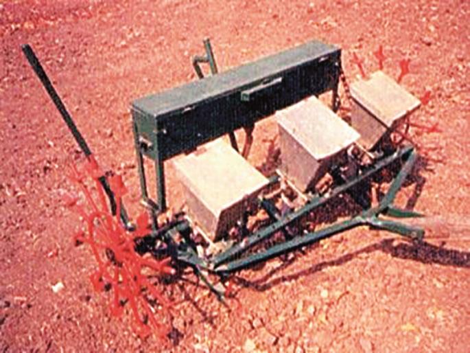 Grassroot Innovator: A bilateral multi-pronged token device that overcome labor shortage | ग्रासरूट इनोव्हेटर : मजुरांच्या कमतरतेवर मात करणारे बैलचलित बहुपीक टोकण यंत्र Grassroot Innovator: A bilateral multi-pronged token device that overcome labor shortage | ग्रासरूट इनोव्हेटर : मजुरांच्या कमतरतेवर मात करणारे बैलचलित बहुपीक टोकण यंत्र