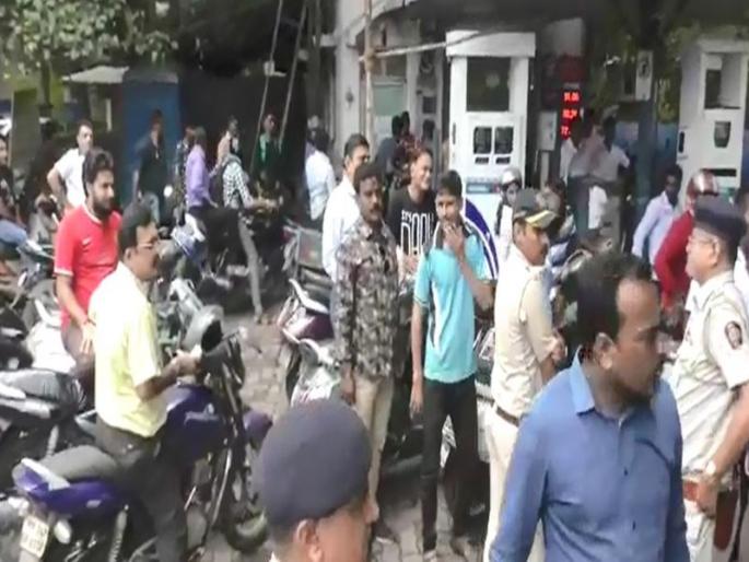 Bharat Band: Mulund Police Zindabad ... Police on the petrol pump in Mulund during the bandh | Bharat Band : मुलुंड पोलीस झिंदाबाद... मुंबई बंददरम्यान मुलुंड येथील पेट्रोल पंपावर पोलिसांचे मानले रांगेत खोळंबल्या नागरिकांनी आभार Bharat Band: Mulund Police Zindabad ... Police on the petrol pump in Mulund during the bandh | Bharat Band : मुलुंड पोलीस झिंदाबाद... मुंबई बंददरम्यान मुलुंड येथील पेट्रोल पंपावर पोलिसांचे मानले रांगेत खोळंबल्या नागरिकांनी आभार