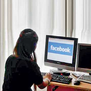 Why accept a stranger friend request? | फेसबुकवरील मैत्री पडतेय महागात; अनोळखी फ्रेंड रिक्वेस्ट स्वीकारायचीच कशाला?