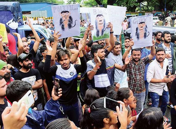 Two thousand citizens are on the streets against the slaughter of two thousand trees | दोन हजार झाडांच्या कत्तलीविरोधात आरेत दोन हजार नागरिक रस्त्यावर