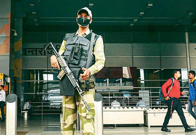 Unmanned bag found at Delhi airport; Suspect of RDX | दिल्ली विमानतळावर सापडली बेवारस बॅग; आरडीएक्सचा संशय Unmanned bag found at Delhi airport; Suspect of RDX | दिल्ली विमानतळावर सापडली बेवारस बॅग; आरडीएक्सचा संशय